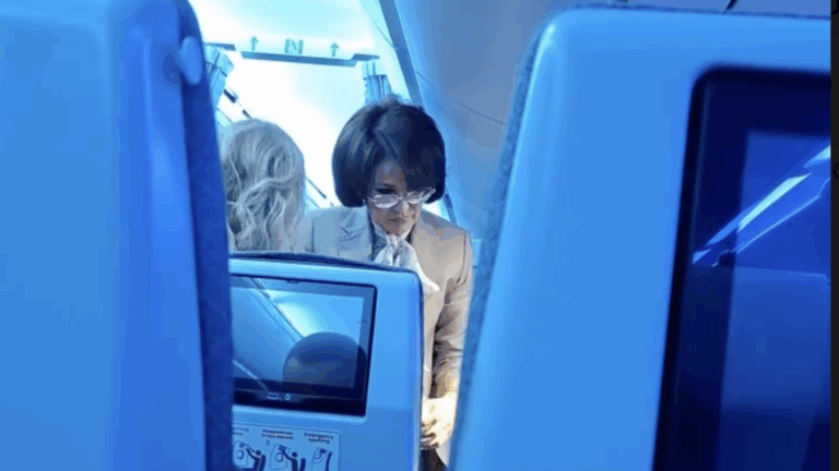 Денсаулық министрі ұшақта жағдайы нашарлаған жолаушыға көмектескен