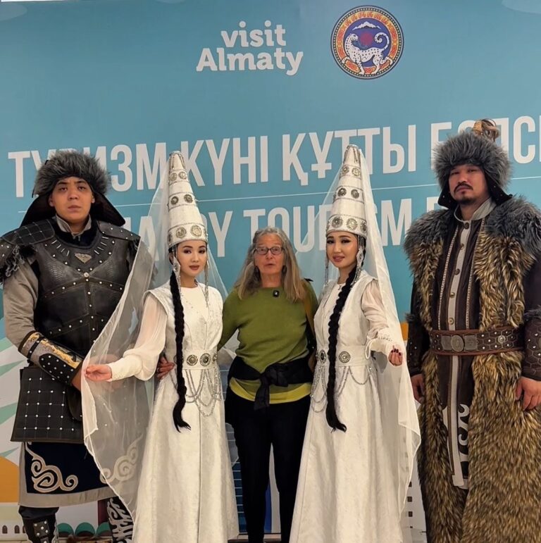 Алматы встречает гостей с улыбкой и подарками ко Дню туризма